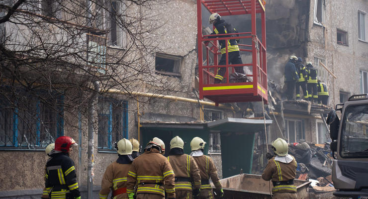 Удар РФ по пятиэтажке в Сумах: из-под завалов достали тела двух человек