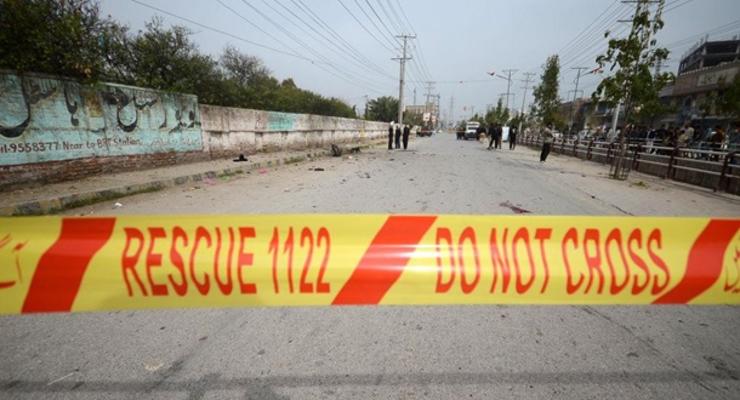 В Пакистане смертник на грузовике подорвал военных