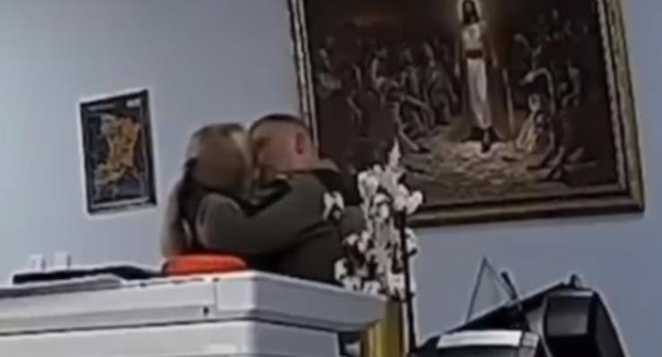 Начальник ТЦК Рівного цілувався на роботі з кількома колегами