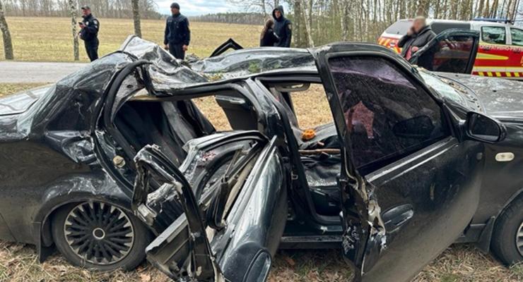 На Чернігівщині дерево впало на автомобіль, є загиблі