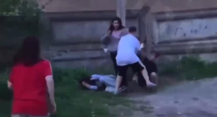 В городе Стрый сняли на видео избиение школьницы