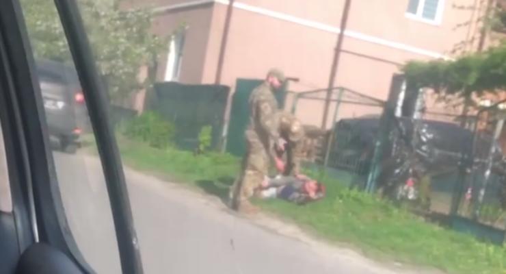 Во Львове мужчины в военном бросили гражданского на землю: в ТЦК прокомментировали