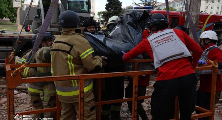 Ракетная атака РФ по Днепру: из-под завалов достали еще одно тело