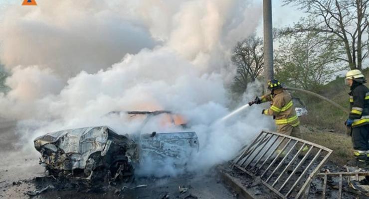 В Запорожье в результате ДТП загорелся автомобиль, есть жертвы