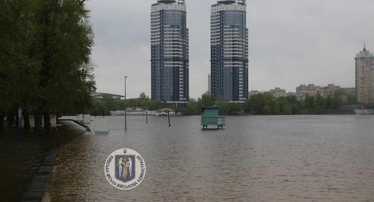 Дніпро вийшов з берегів, затопив Гідропарк та Муромець - фото, відео
