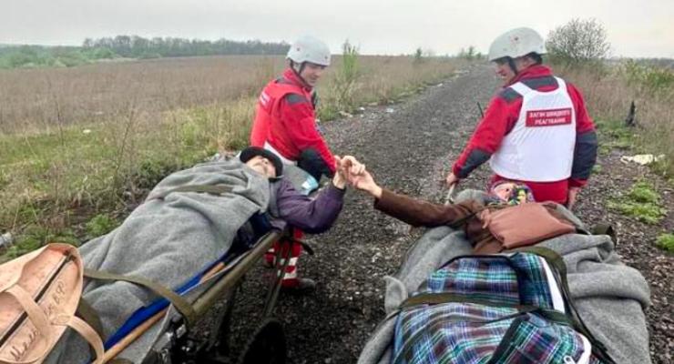 Евакуація літнього подружжя з окупованої Херсонщини розчулила волонтерів Червоного Хреста