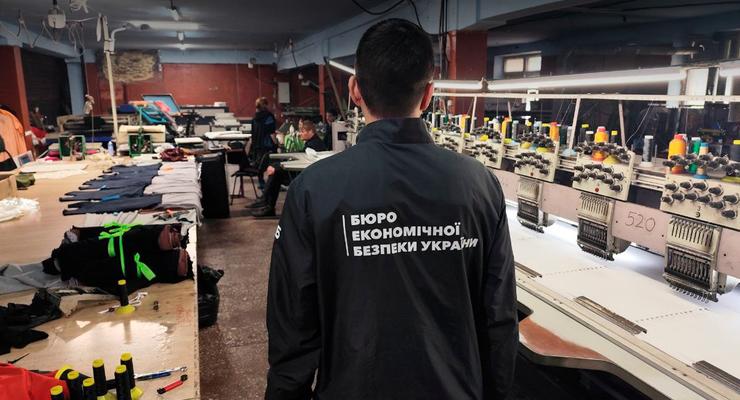 В подпольном цеху Одессы подделывали одежду десяти мировых брендов - фото