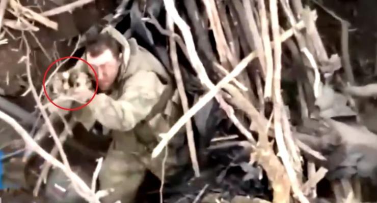 Військовий РФ намагався гілкою "підбити" дрон ЗСУ - відео