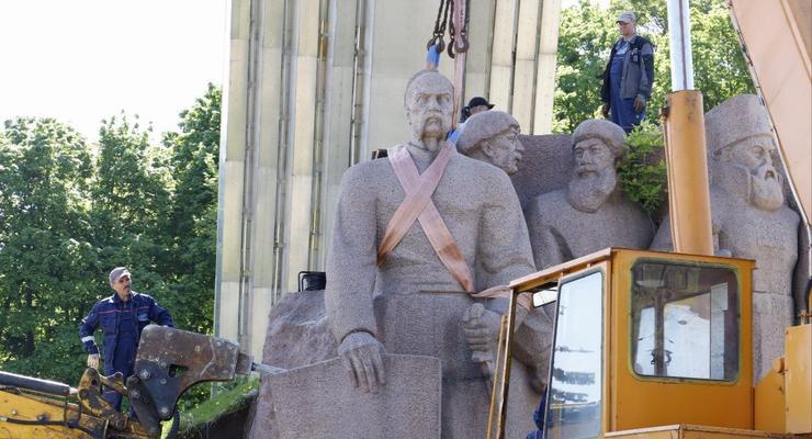 В Киеве демонтируют монумент "Переяславская рада" под Аркой дружбы народов