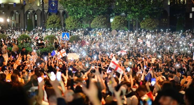 В Грузии протестующие штурмуют ворота парламента