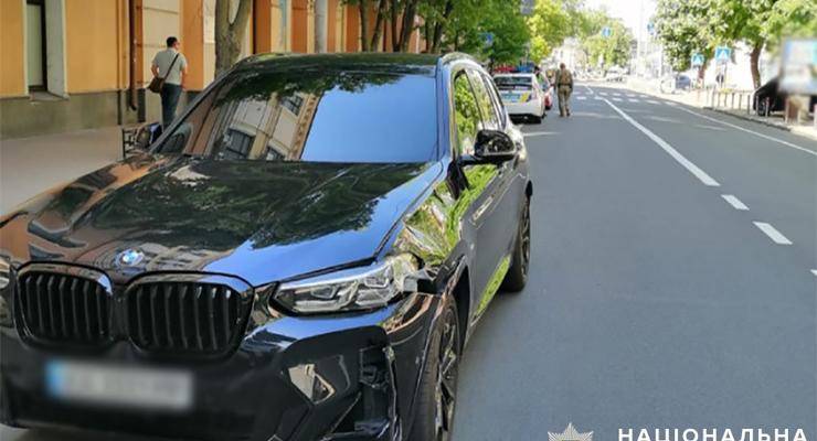 В Киеве 19-летний парень на BMW сбил женщину на переходе