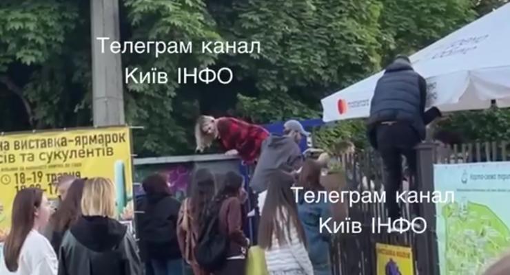 Киевляне штурмуют ботанический сад, чтобы увидеть рассвет среди сирени (видео)