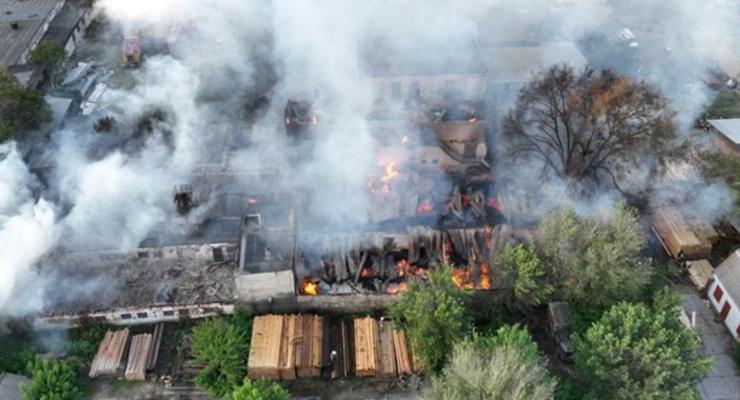У Миколаєві потужна пожежа охопила підприємство