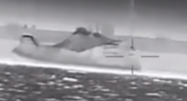 В ГУР показали, как беспилотник Magura V5 уничтожил российский катер в Крыму (видео)