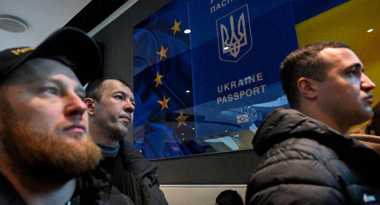 Украинцам за границей возобновили выдачу паспортов