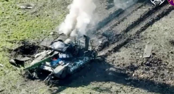ЗСУ дронами розгромили колону танків окупантів, що йшли в наступ (відео)