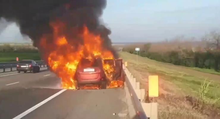 На территории оккупированной Украины взорвали авто российского депутата (видео)