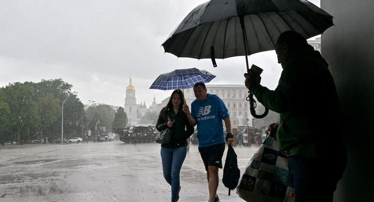 Насувається гроза: на Київщині оголошено штормове попередження