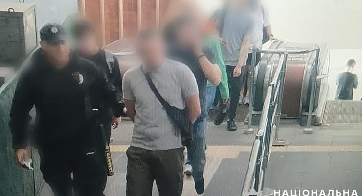 В Киеве на станции "Вокзальная" мужчина порезал ножом другого пассажира
