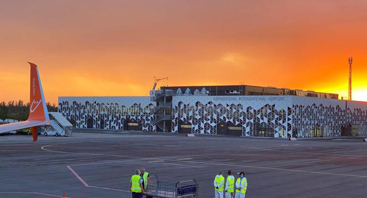 Росіяни завдали удару по міжнародному аеропорту “Запоріжжя” (фото)