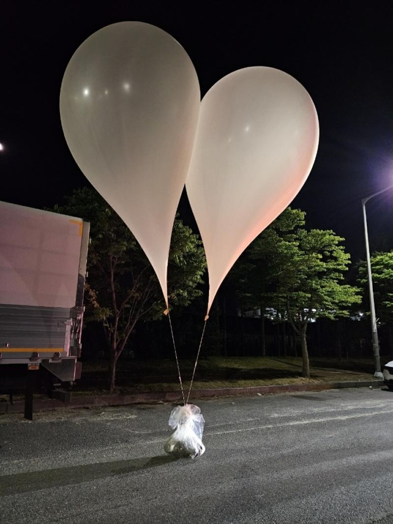 КНДР атаковала Южную Корею воздушными шарами с мусором / en.yna.co.kr