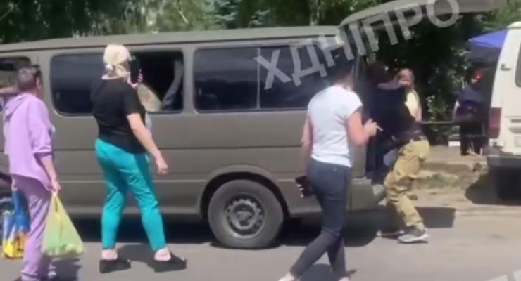 Чоловік у Дніпрі втік з автомобіля ТЦК через вікно (відео)