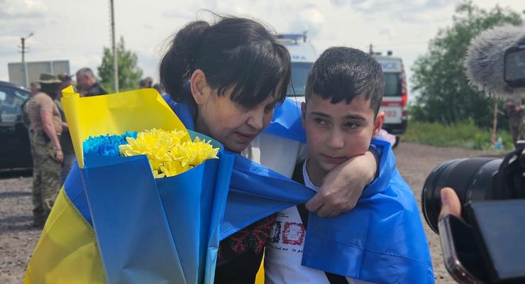 Трогательное воссоединение: украинка вернулась из плена и увидела сына впервые за два года