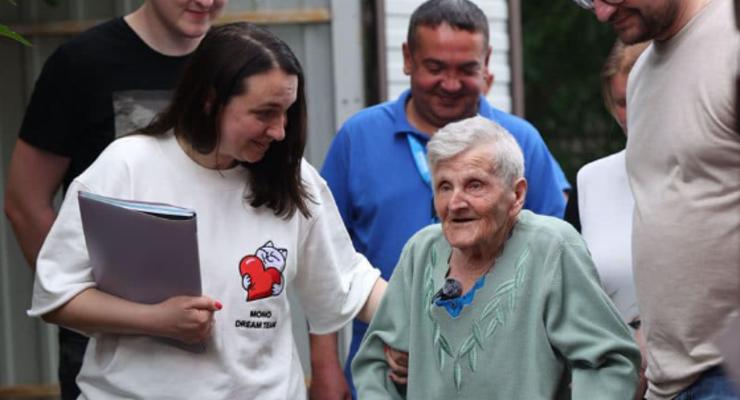 98-річна українка, яка пройшла 10 кілометрів під обстрілами, отримала новий будинок