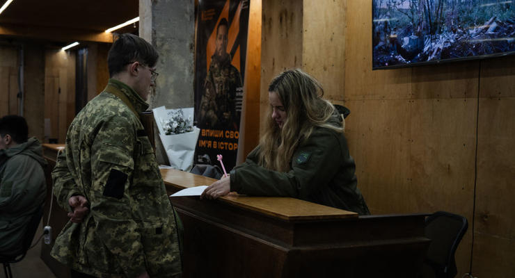 17-летним украинцам нужно вернуться из-за границы и стать на воинский учет в ТЦК, - Минобороны