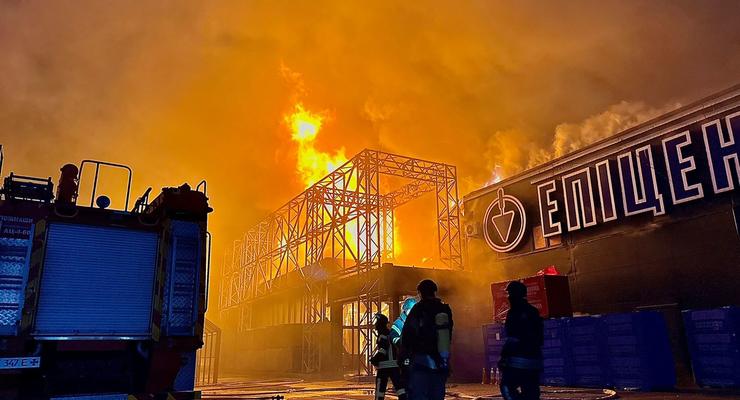 Ночью РФ атаковала Херсон: горели дома, авто и "Эпицентр"