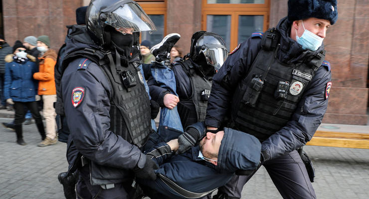 Ростовские полицейские избили "ветерана СВО" и обосцали его военник
