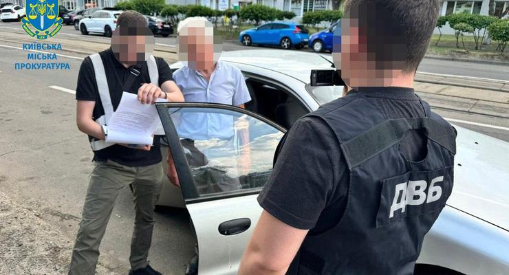 У Києві викрили ділка, який продавав фальшиві довідки про перебування машин на військовому обліку