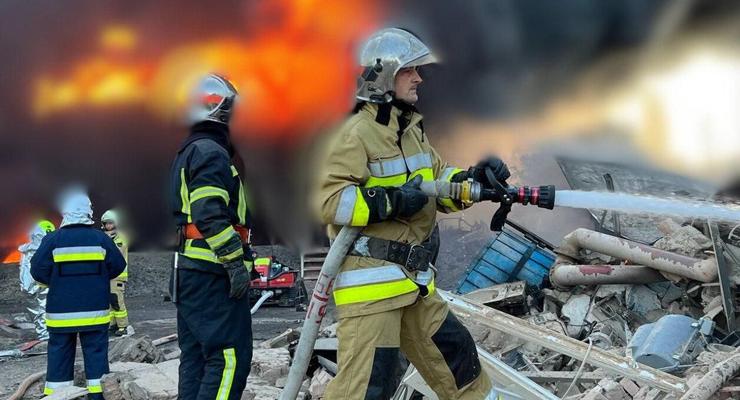На Киевщине тушат пожар после российских ударов: привлечены работа и пожарный поезд