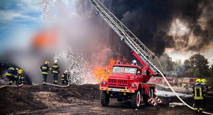 Атака на Київщину: ліквідовано масштабну пожежу на промисловому обʼєкті
