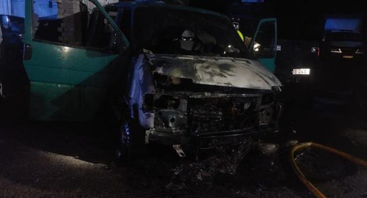 В Днепре неизвестные подожгли военный автомобиль: полиция расследует дело