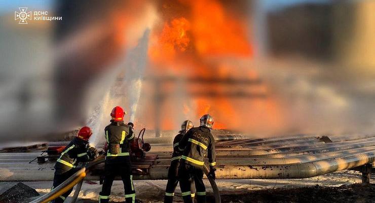На Киевщине спасатели третий день тушат пожар на промышленном объекте после атаки РФ