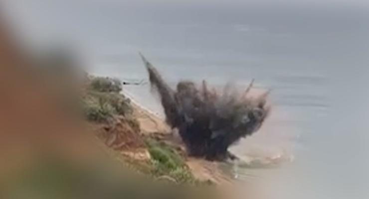Украинские военные моряки успешно обезвредили морскую мину в Одесской области (видео)