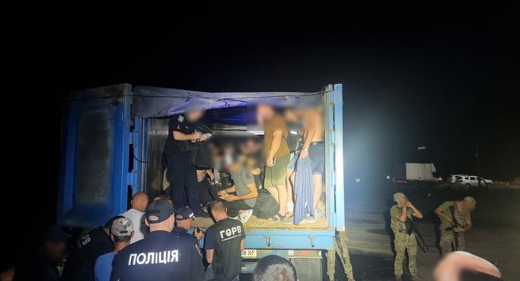 На кордоні з Молдовою затримали вантажівку з 41 чоловіком у причепі