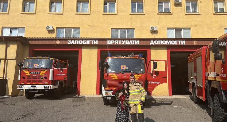 На Закарпатье спасатель оригинально сделал предложение любимой под звуки пожарной сирены
