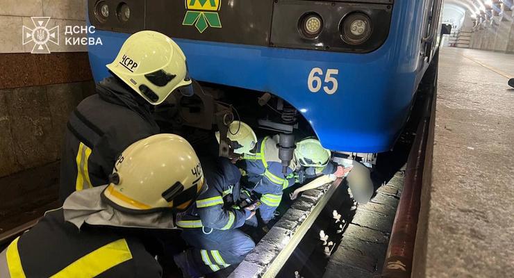 У Києві жінка загинула під колесами вагону метро на станції "Золоті ворота" (фото 18+)