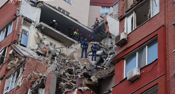 В Днепре из-под завалов спасены два человека