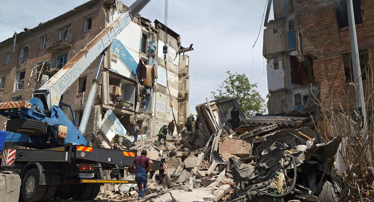 Спасатели достали из-под завалов дома на Сырце тела еще 4 женщин