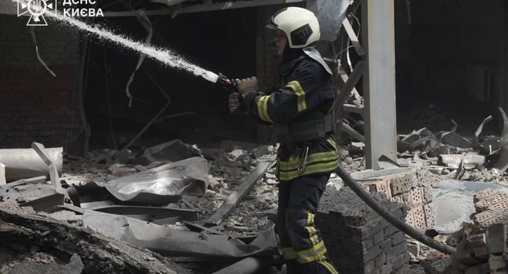 Ночная атака дронов на Киевщину: повреждены здания, горела стерня