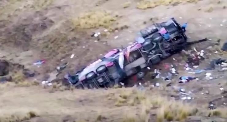 В Перу автобус упал с высоты 200 метров: десятки жертв