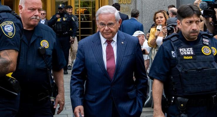 Сенатора США признали виновным в коррупции