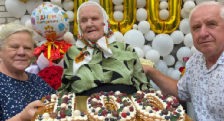 В Виннице местная жительница отметила 100 лет вместе с 23 внуками и 63 правнуками