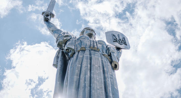 Інститут Патона: Тризуб на монументі “Батьківщина-мати” в Києві може впасти через корозію