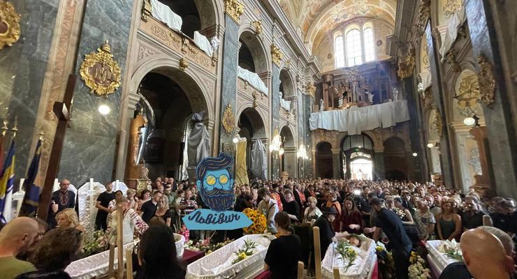 У Львові прощаються з мамою та трьома доньками, загиблими від російської ракети