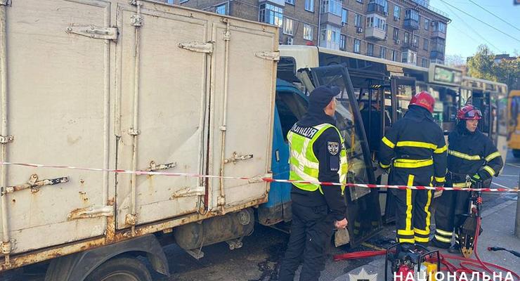 В Киеве "Газель" на скорости въехала в автобус: погибла пассажирка, пятеро травмированы