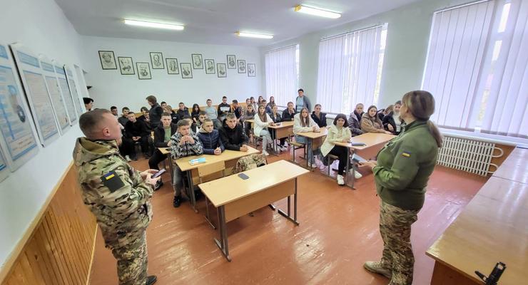 На Львовщине работники ТЦК посещают старшеклассников в школах: названа цель